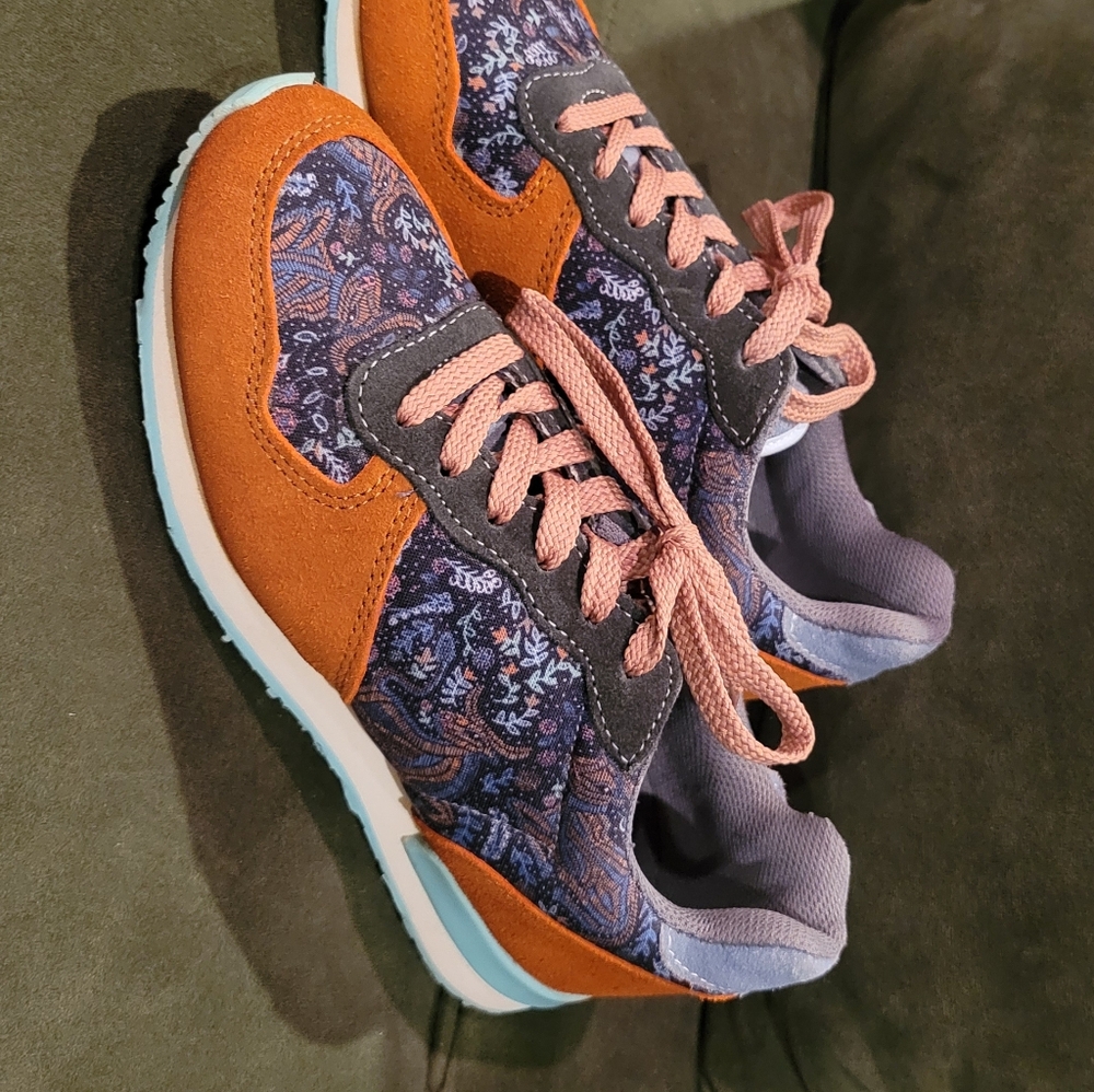 Women's Inkkas Paisley Jogger Sneakers size 5 (fits like 6)